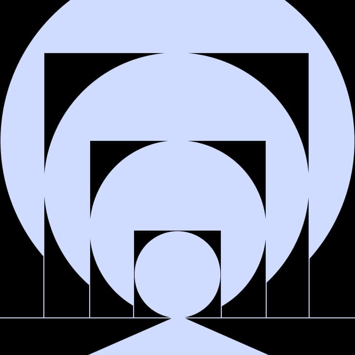 Abstrakte isometrische 3D-Grafik eines violetten Würfels, der in einer schwarzen Rasterstruktur schwebt.