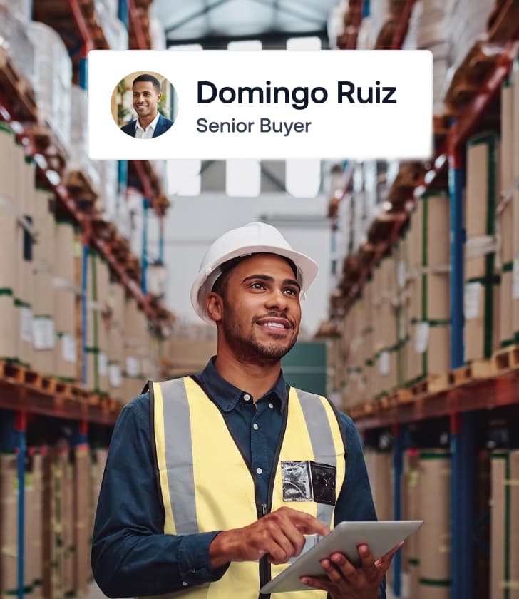 Senior-Einkäufer Domingo Ruiz hält ein digitales Tablet in einem großen Logistiklager