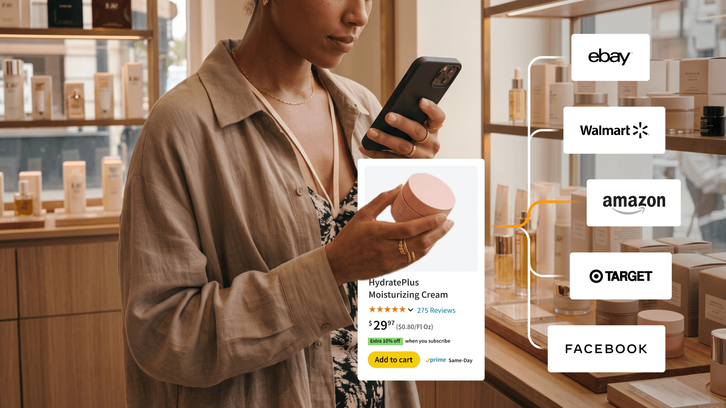 Frau in einem Einzelhandelsgeschäft, die ihr Smartphone benutzt, um Online-Einträge für eine Feuchtigkeitscreme zu überprüfen.
