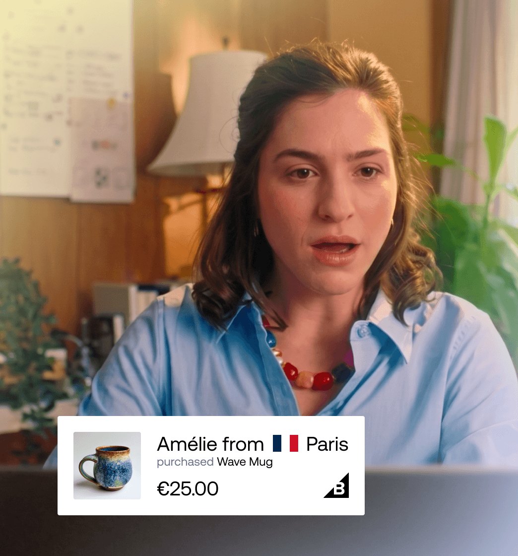 Frau schaut auf einen Bildschirm mit einem Live-Social-Proof-Badge, der zeigt, dass Amélie aus Paris eine Wave-Tasse für 25,00 € gekauft hat