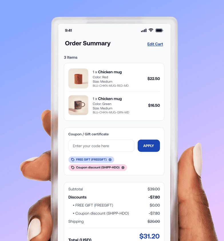 Hand hält ein Smartphone, das einen Bildschirm mit einer E-Commerce-Bestellübersicht zeigt, inklusive Warenkorbartikeln, angewendeten Gutscheinen und dem Checkout-Gesamtbetrag