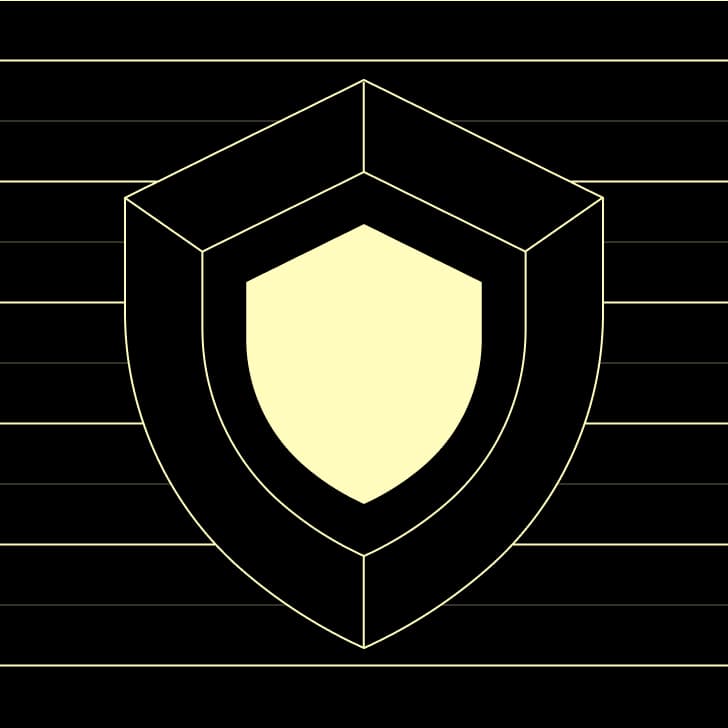 Isometrisches Yellow Sicherheitsschild-Symbol auf dunklem Hintergrund mit horizontalen Rasterlinien.